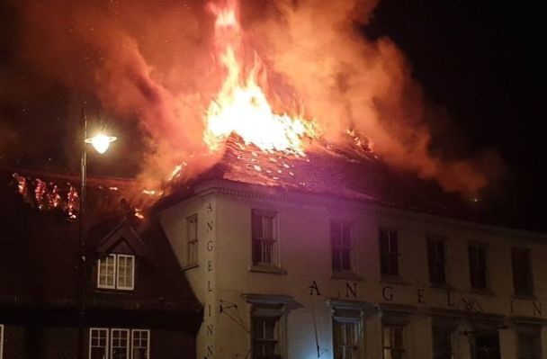 У Британії виникла масштабна пожежа в готелі, в якому проживають біженці з України