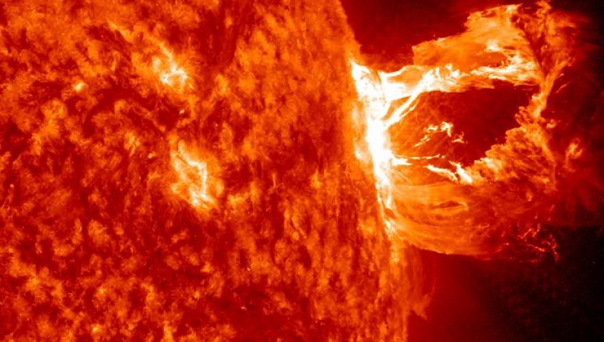 Мощное извержение на Солнце: "ударная волна" достигла Земли