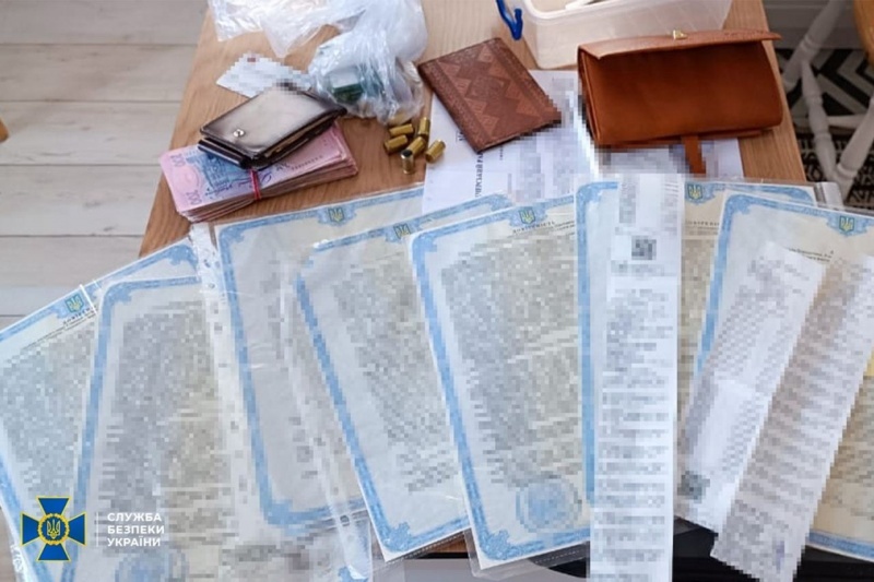 В Киеве продавали лекарства-подделки для онкобольных: у "продавцов" изъяли 40 коробок фальсификата