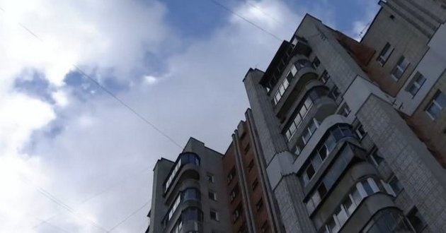 В Одессе пара выпала с 14-го этажа жилого дома