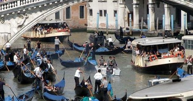 В Венеции разыскивают человека, который прыгнул со здания в канал