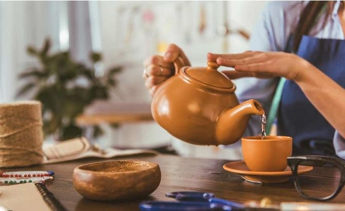 Як почистити брудний носик чайника: геніально простий трюк