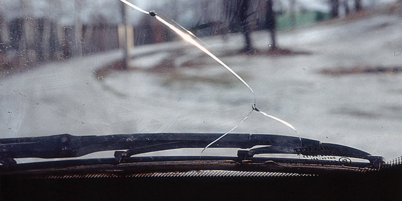 Штраф за трещины на стекле авто: почему это незаконно