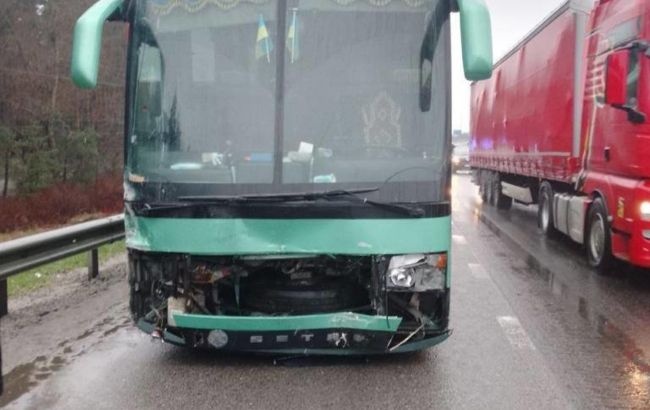 ДТП із автобусом на трасі Київ-Житомир: є постраждалі