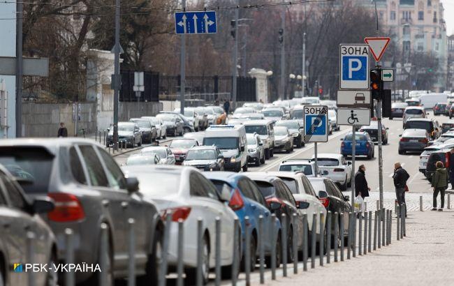 У Києві дозволили паркувати автомобілі безкоштовно: скільки часу триватиме "акція"