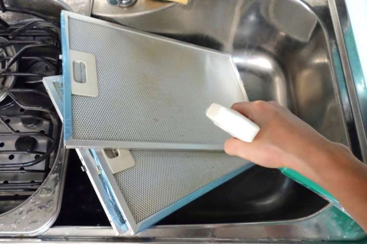 Чем отмыть кухонную вытяжку от жира: названы лучшие домашние средства