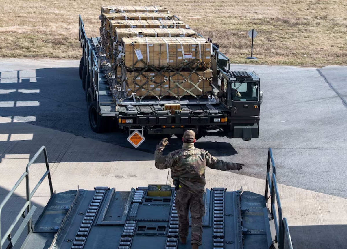 Пентагон показал процесс отправи военной помощи в Украину