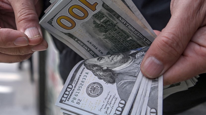 Доллар обесценивается: почему укрепляется гривна и каким будет курс в ближайшее время