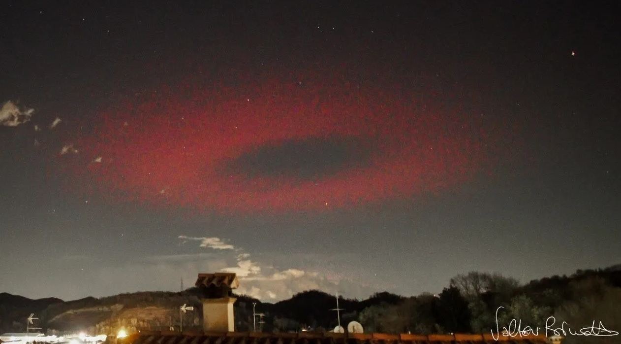 Над Італією помічено гігантське червоне НЛО: з'ясувалося, що це було насправді