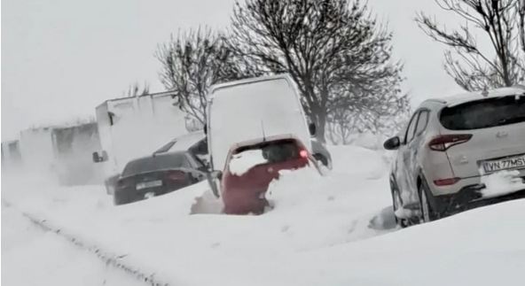 Румыния отбивается от мощного снегопада: закрыты десятки трасс