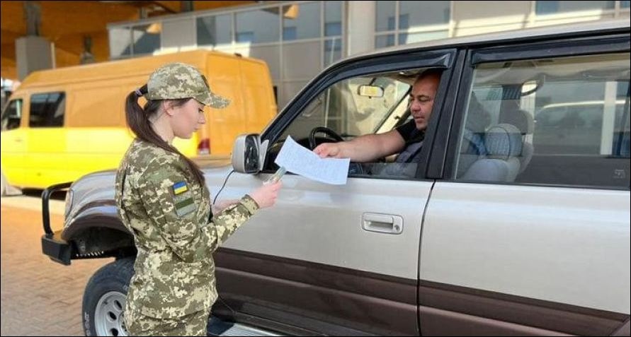 Чи можуть вручити повістку на кордоні: відповідь адвоката