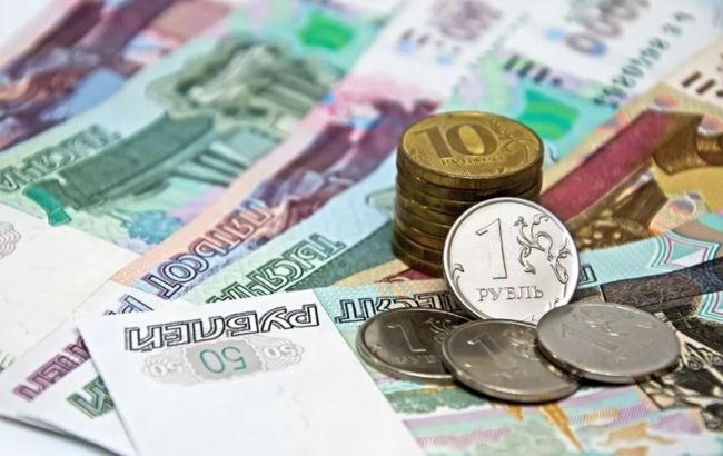 Российский рубль продолжает дешеветь: достигнут очередной максимум падения