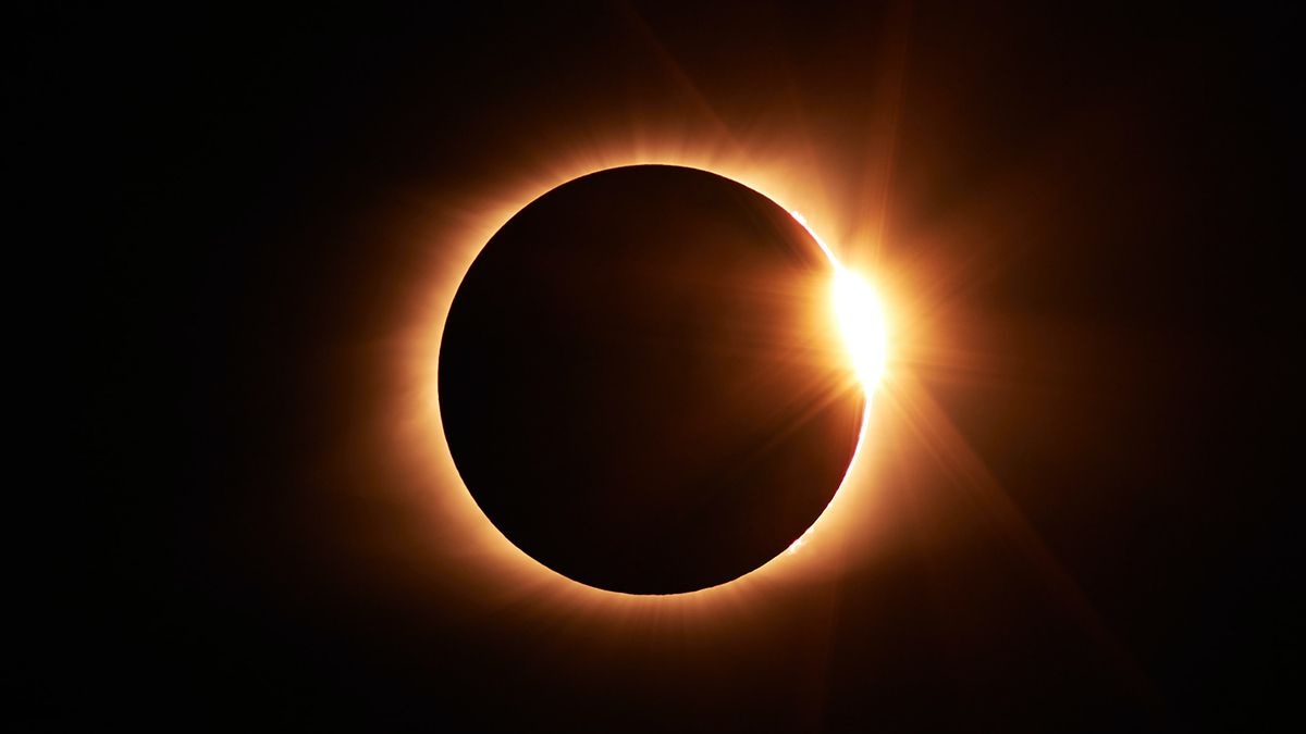 "Гибридное" солнечное затмение: когда можно наблюдать и чем опасно