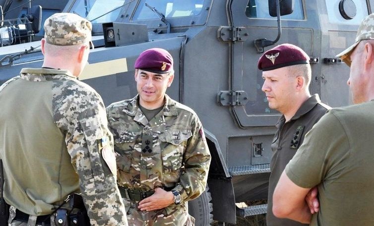 Отдавали честь: в Британии военные торжественно провели бойцов ВСУ с учений