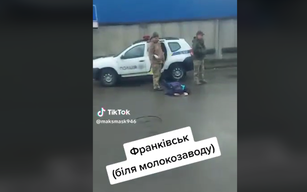 Инцидент произошел из-за вручения повестки: в Ивано-Франковске на улице жестко задержали мужчину