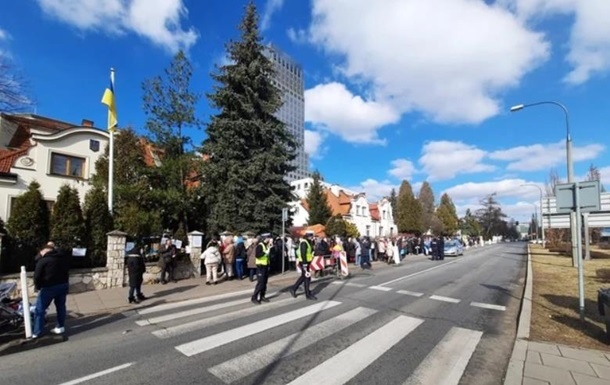 В польском Кракове украинец поджег себя перед зданием Генерального консульства