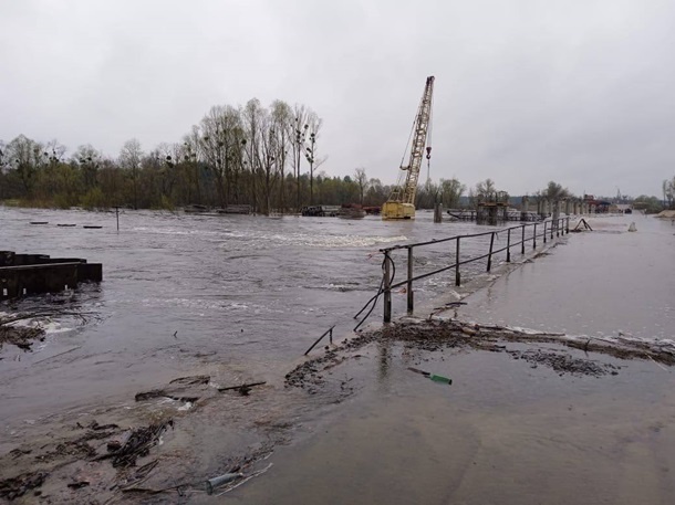 Ситуація залишається напруженою: на Київщині затопило переправу
