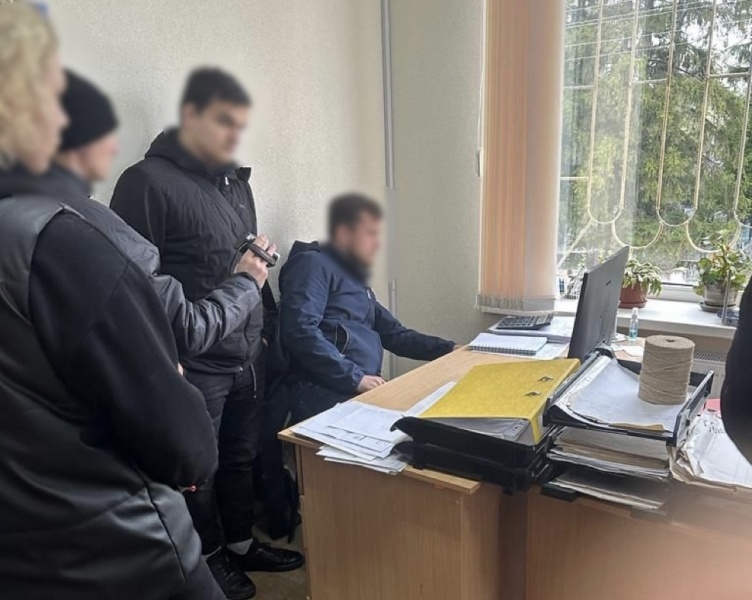 Систематически требовал взятки за захоронение военных: задержан чиновник Полтавского горсовета