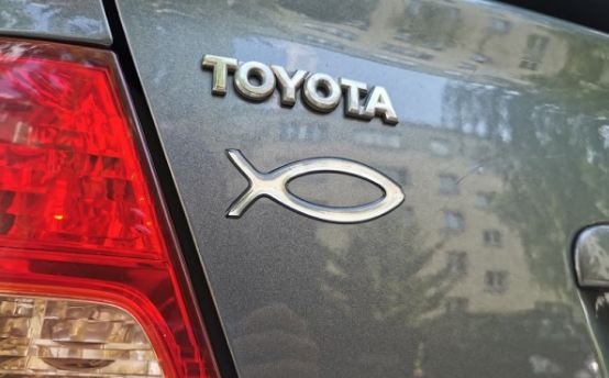Знак рибки на авто: що означає і навіщо наклеюють