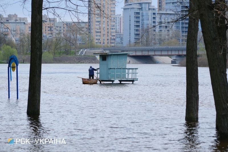 Потоп в Гидропарке: "большая вода" добралась до Киева