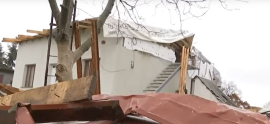 Смерч на Буковине: мощный ветер за считанные минуты повредил десятки домохозяйств