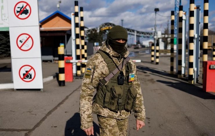 Адвокат объяснил, может ли снятый с воинского учета украинец выехать за границу