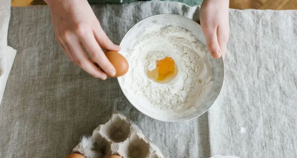Чому яйця не можна розбивати об край посуду: у чому небезпека