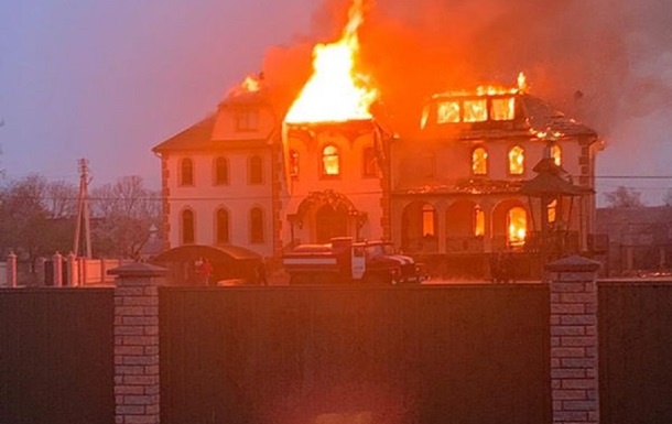 Горели церковь и магазин: в Черновицкой области в результате поджога произошел пожар