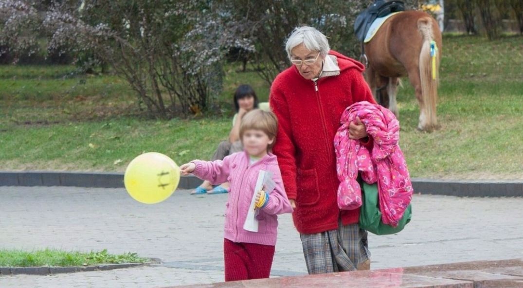 Б'є і не дає митися: дочка найстаршої матері в Україні заявила про домашнє насильство