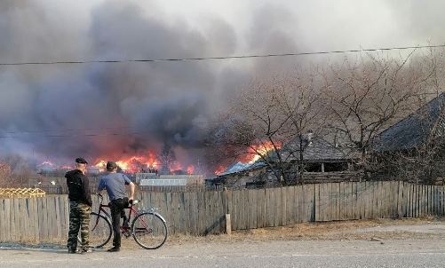 У Свердловській області РФ повністю вигоріло селище: гасити нема кому