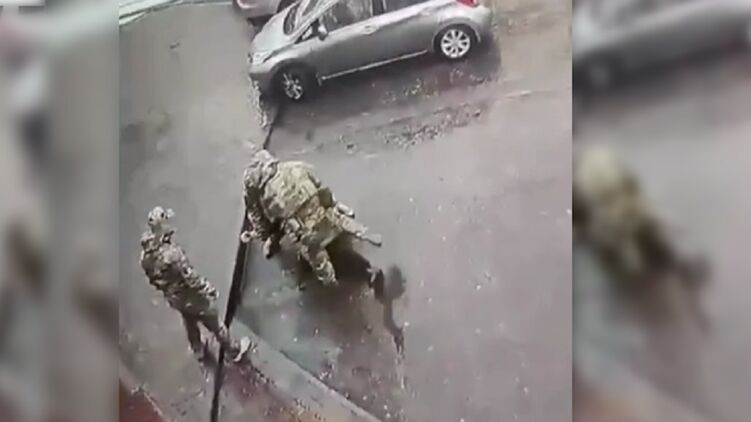 Ногами по обличчю: у мережі з'явилося відео побиття цивільного чоловіка військовими на вулиці у Черкасах