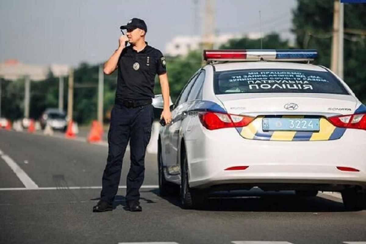 Зупинка авто на блокпосту: чи можуть поліцейські на місці шукати порушення ПДР