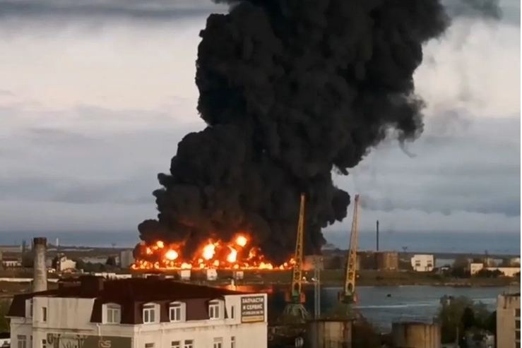Крым атаковали шесть дронов: оккупанты рассказали, сколько попали по нефтебазе