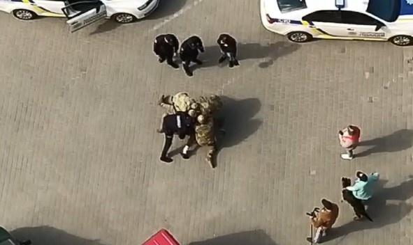 Жорстке затримання чоловіка на вулиці Івано-Франківська: у поліції розкрили деталі події