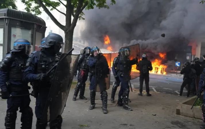 Франция в огне: первомайские протесты с "коктейлем Молотова" подожгли здания