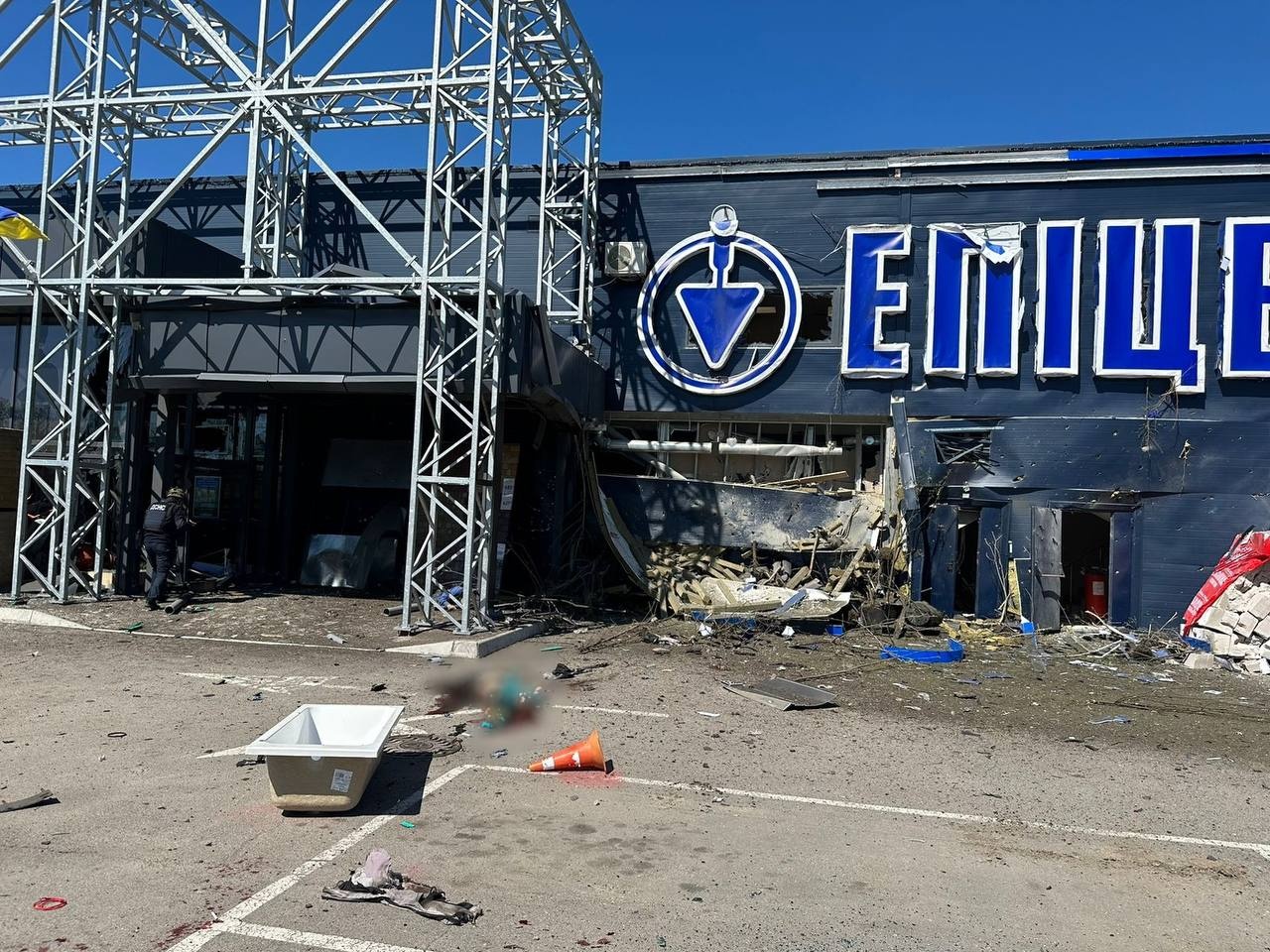 Обстрел гипермаркета в Херсоне, есть погибшие