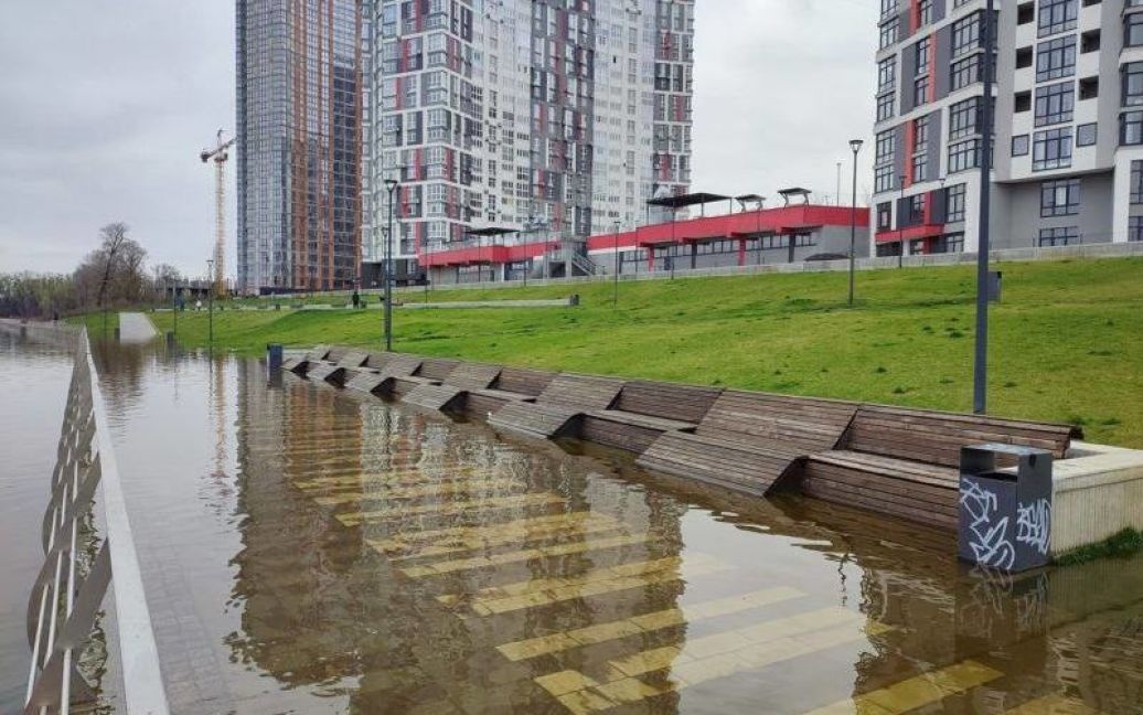В Киеве снова поднялся уровень воды: объявлен желтый уровень опасности