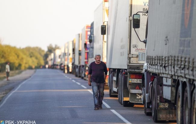 Польща призупинила на кордоні з Україною оформлення вантажівок на в'їзд та виїзд
