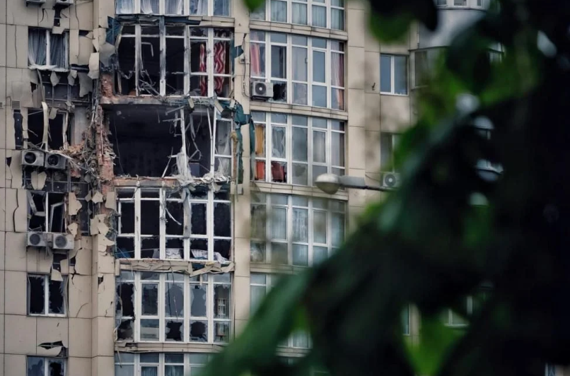 Ночная атака по Киеву: обломки одного из беспилотников попали в жилой дом