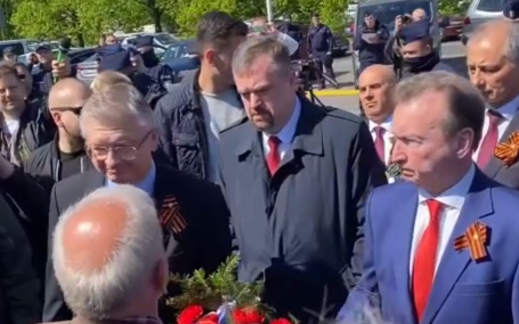 В Варшаве российскому дипломату с георгиевской лентой преградили дорогу