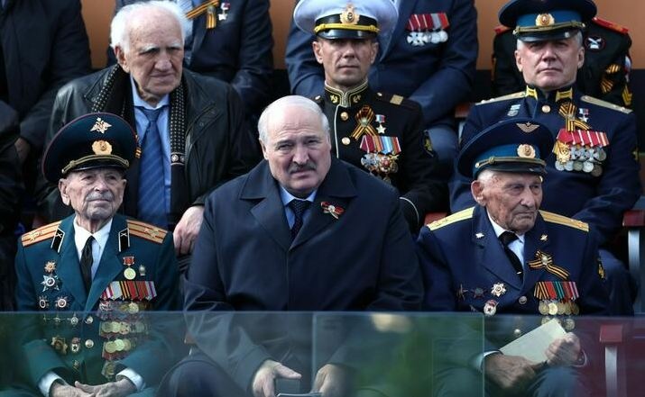 Серйозно хворий? Лукашенко швидко полетів з Москви і не зміг виступити в Мінську 9 травня
