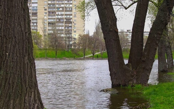 В Киеве значительно упал уровень воды в Днепре