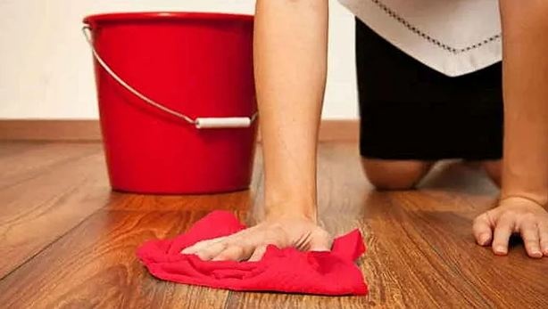 Почему мыть пол лучше красной тряпкой: древняя мудрость, которая удивит