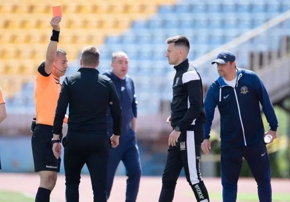 Головного тренера збірної України з футболу вигнали із матчу УПЛ: що сталося
