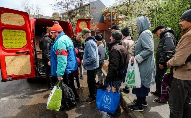 Безкоштовні продукти, ліки та одяг: де і як українці можуть отримати допомогу
