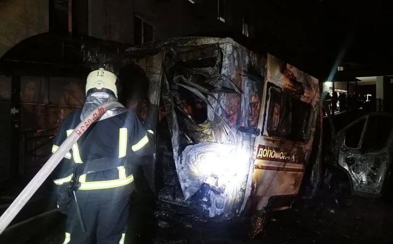 В центре Киева загорелась "скорая": есть погибшая