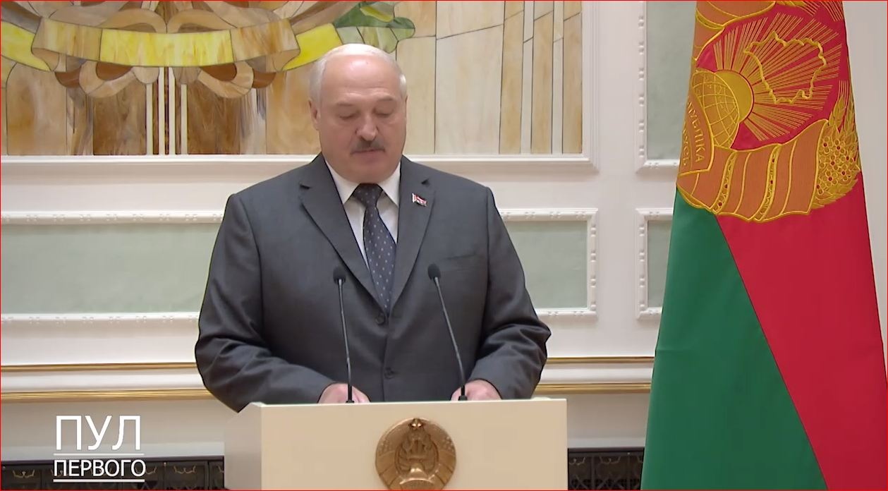 Лукашенко "засвітив" секретну термочашку: така сама є у Путіна
