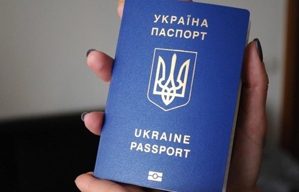 Украинцам упростили оформление загранпаспортов для детей