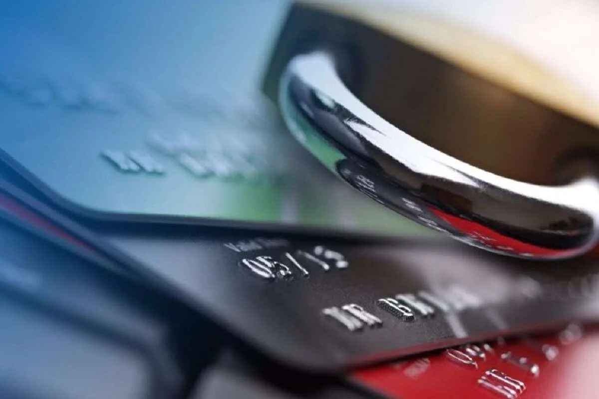 Арест счетов за долги: банки заблокируют 5 млн карт