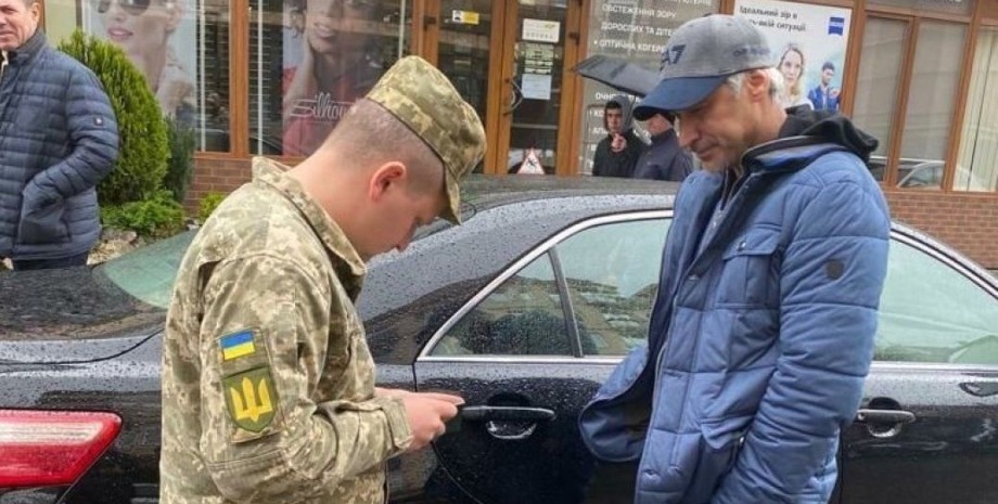 Адвокат назвал два способа надлежащего вручения повесток